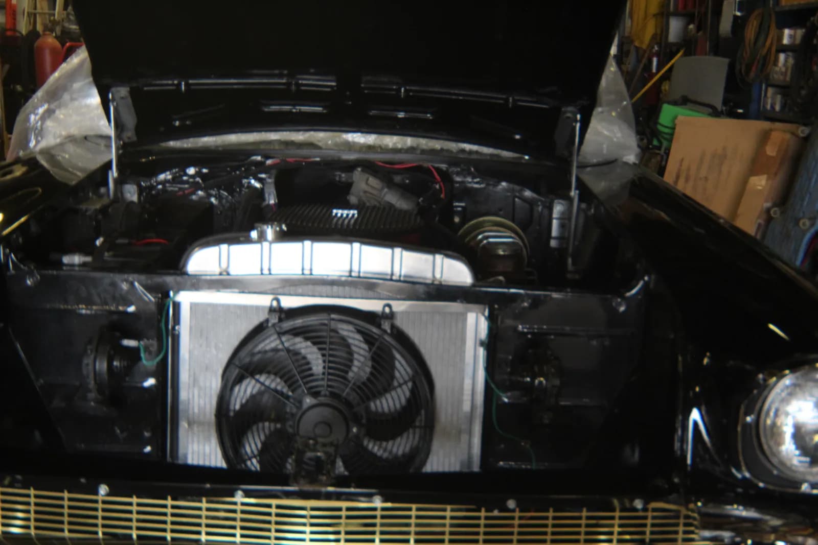 Aluminum radiator with an electric fan installed in a classic car